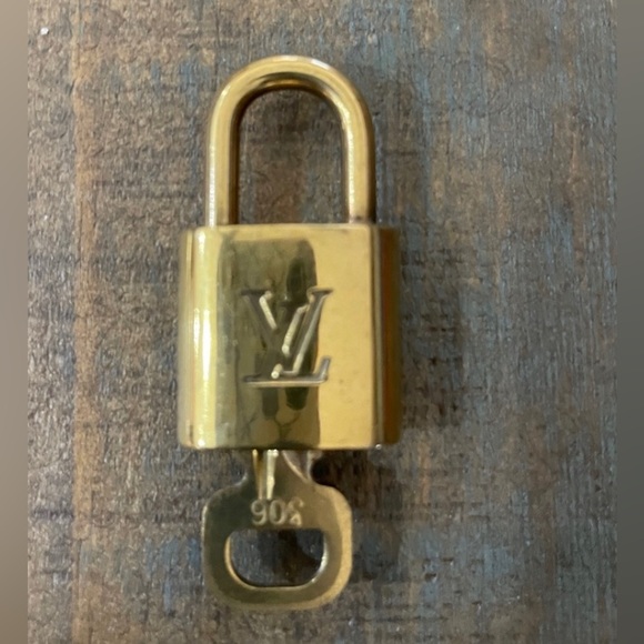 #5240 LV Lock and Key # 306 - Picture 2 of 5